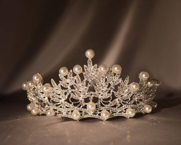 Luxe kroon met parels en jems en diamanten. - Foto, afbeelding