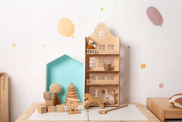Jungenzimmer. Stilvolles skandinavisches Zimmer mit Spielzeug. Modernes Interieur mit Hintergrundwänden. Wohnkultur. - Foto, Bild