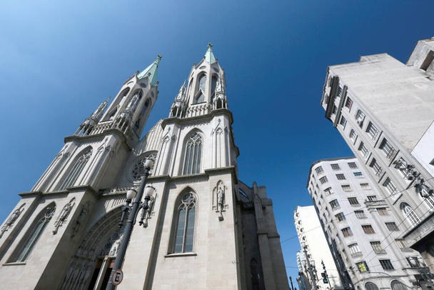 Perspectief uitzicht op de Metropolitaanse kathedraal van Sao Paulo, of Se kathedraal, een van de vijf grootste neo-gotische tempels in de wereld. Brazilië - Foto, afbeelding