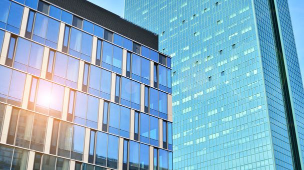 Architecture d'entreprise moderne en verre avec reflet du ciel sur la façade une journée ensoleillée - Photo, image