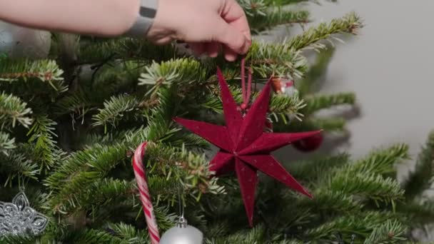 Elvenni egy karácsonyfa díszeit. Vörös csillag.. - Felvétel, videó