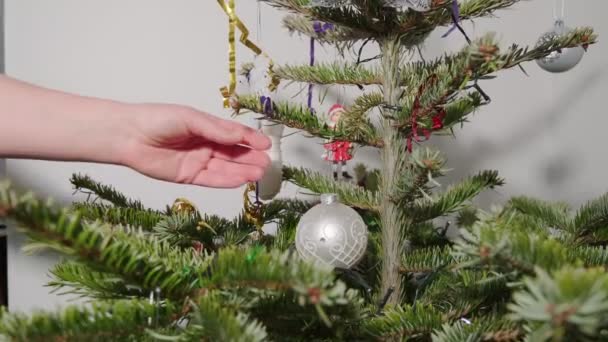 Παίρνοντας τα στολίδια ενός χριστουγεννιάτικου δέντρου. - Πλάνα, βίντεο
