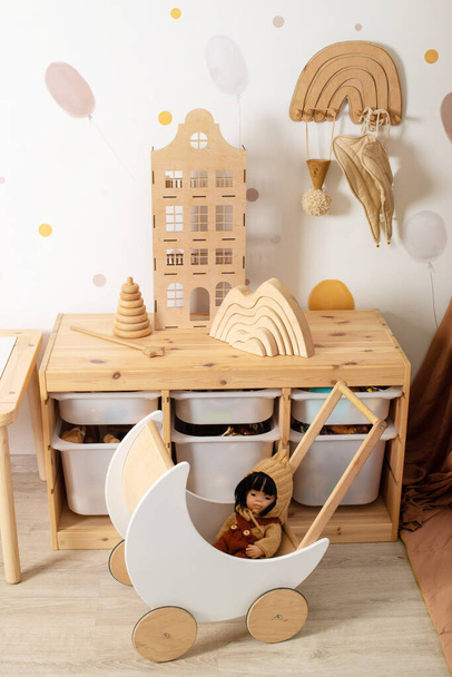 elegante camera moderna per bambini con un baldacchino. Design minimale alla moda - Foto, immagini