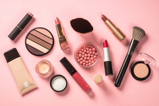 Maquiagem produtos no fundo rosa vista superior. - Foto, Imagem