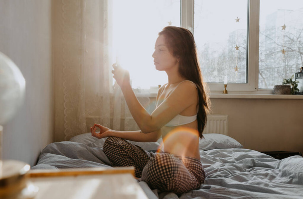 mulher em pyjama em casa pela manhã - Foto, Imagem