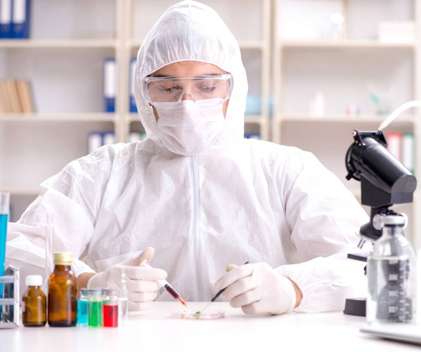Biotecnología científico químico trabajando en laboratorio - Foto, Imagen