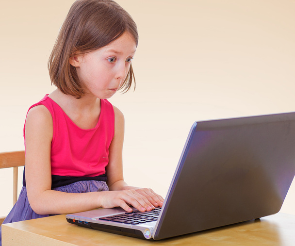 Little girl at the computer. - Foto, Imagem
