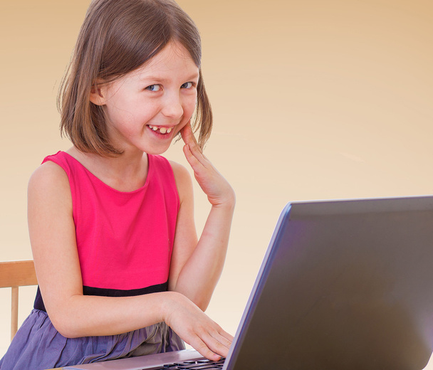 Little girl at the computer. - Fotografie, Obrázek
