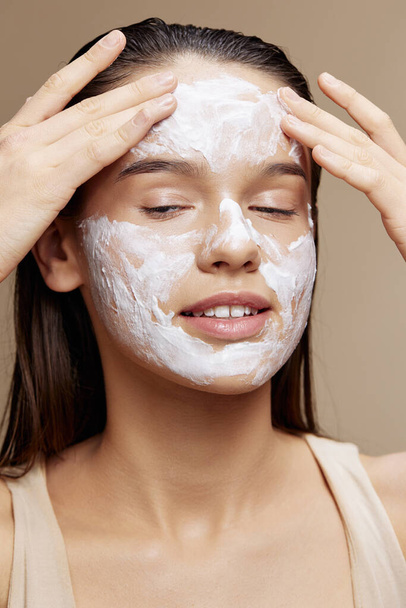 Lächeln junge Frau Gesichtsmaske Creme saubere Haut Gesichtspeeling Nahaufnahme Make-up - Foto, Bild