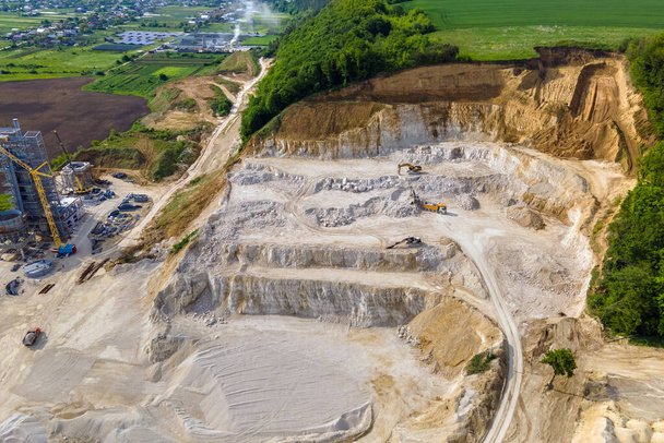 Kazı makineleri ve çöp kamyonlarıyla inşaat kum taşı malzemesi madenciliği - Fotoğraf, Görsel