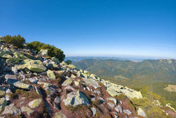 Rocky vuoren rinteellä iso kivi lohkareita aurinkoisena päivänä - Valokuva, kuva