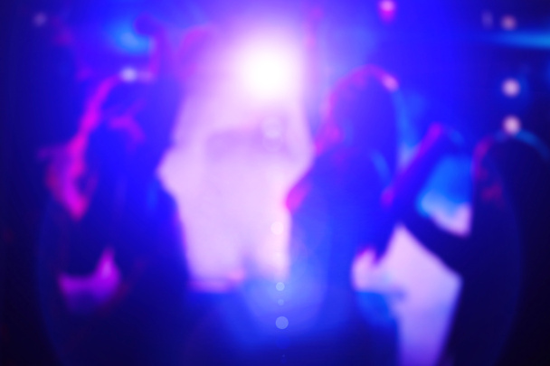 音楽クラブ - 現代のディスコ パーティー ナイト レーザー ショーの多重ボケ味を持つ抽象的な背景 - パーティーや催し物の概念中ぼやけカラフルなライト - 写真・画像