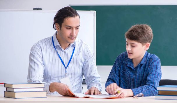 Junge männliche Lehrer und Junge im Klassenzimmer - Foto, Bild