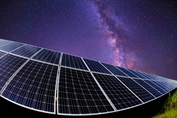 Napelemes fotovoltaikus panelek és a Tejút, napelemes fotovoltaikus panelek éjszaka - Fotó, kép