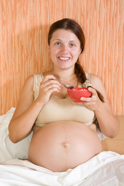 Pregnant woman eating yoghurt - Fotografie, Obrázek