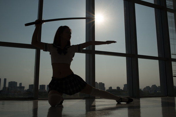 Exercício com espada katana
 - Foto, Imagem