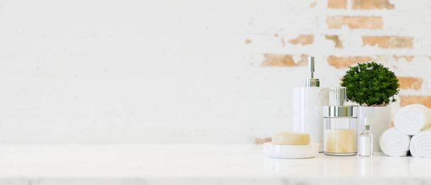 Набір мінімальних контейнерів для продуктів для ванної кімнати та місце для копіювання вашого продукту, що відображається на стільниці ванної кімнати над білою цегляною стіною. 3D візуалізація, 3d ілюстрація
  - Фото, зображення