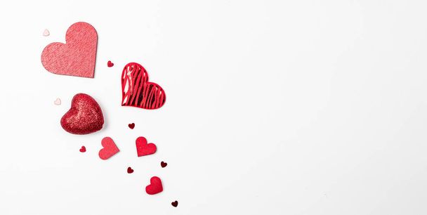Tarjeta de San Valentín. Corazón rojo, regalo romántico en el amor fondo blanco con espacio de copia. Decoración de San Valentín para tarjeta de felicitación flatlay - Foto, imagen