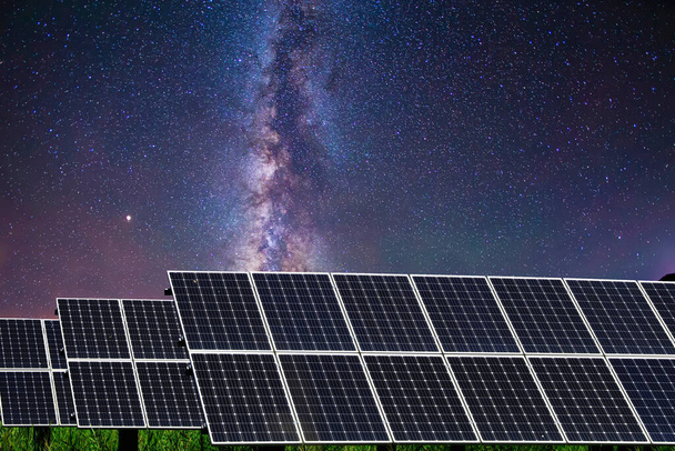 Сонячні фотовольтаїчні панелі і Чумацький Шлях, сонячні фотогальванічні панелі вночі. - Фото, зображення