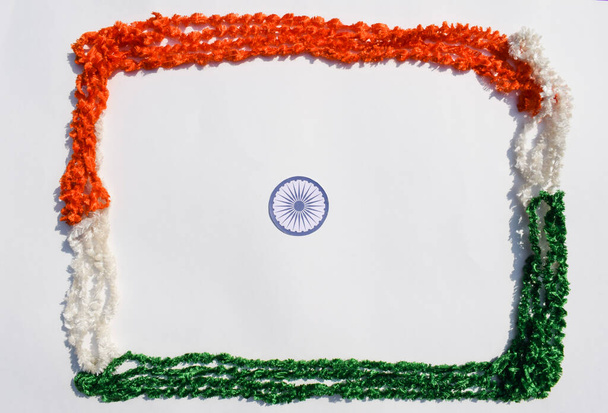 Feliz Dia da República e Feliz Dia da Independência cumprimentando os desejos do banner com a tiranga india tricolor representando a bandeira da Índia. espaço em branco para escrever fontes de texto com borda de contorno - Foto, Imagem