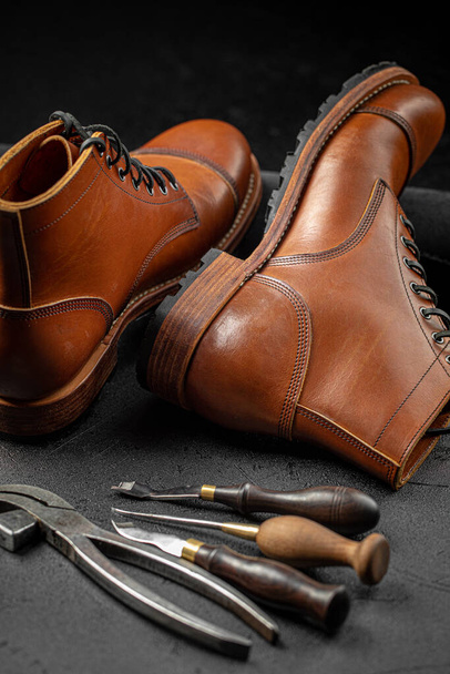 Ručně vyrobená hnědá kožená obuv s ševcovským nářadím - Fotografie, Obrázek