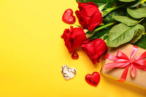Valentine's Day gift, roses and hears on color background - Φωτογραφία, εικόνα
