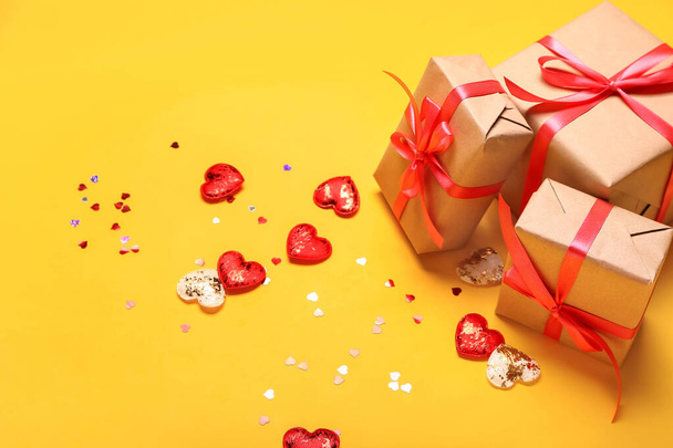 Valentinstag Geschenke und hört auf Farbe Hintergrund - Foto, Bild