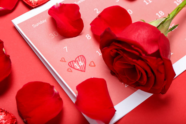Calendário com data marcada do Dia dos Namorados e subiu no fundo vermelho, close-up - Foto, Imagem