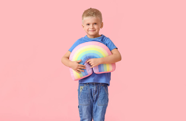 愛らしいです男の子とともにおもちゃ虹上のピンクの背景 - 写真・画像