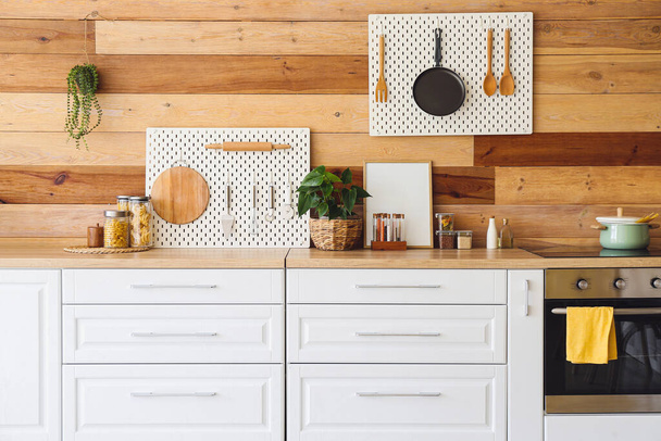 Modern konyha belseje fehér pultokkal, falburkolatokkal és falazattal - Fotó, kép