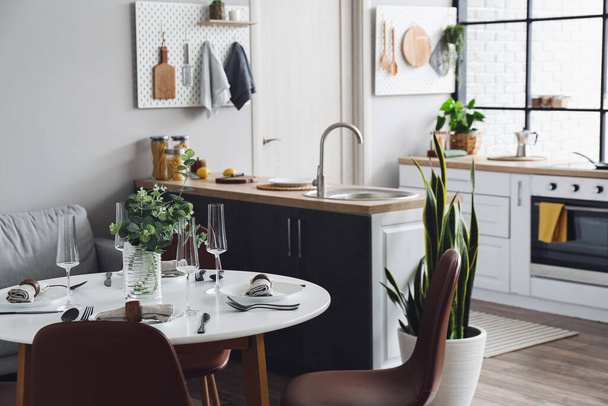 Interior da cozinha moderna com balcões, mesa de jantar e peg boards - Foto, Imagem