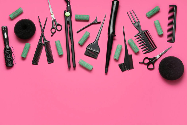 Conjunto de herramientas de peluquería y rulos de pelo sobre fondo rosa - Foto, imagen