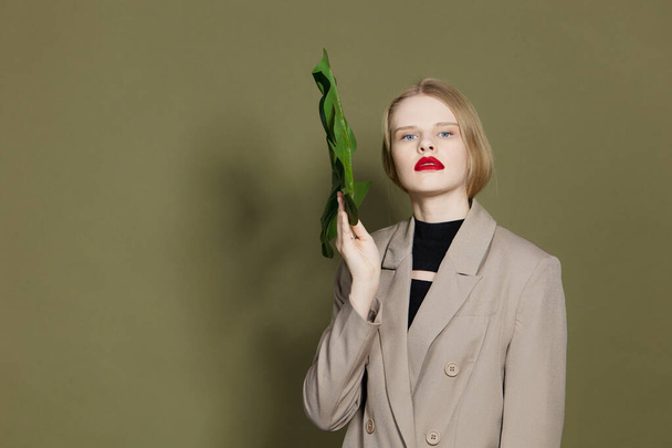 mujer glamorosa labios rojos palma hoja encanto moda fondo verde - Foto, imagen