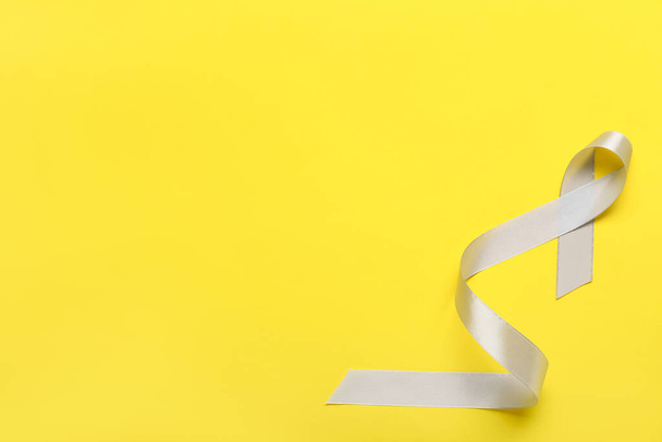 Parkinson's awareness ribbon on yellow background - Fotografie, Obrázek