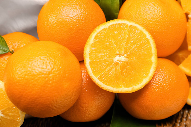 arance fresche mature sul tavolo
 - Foto, immagini