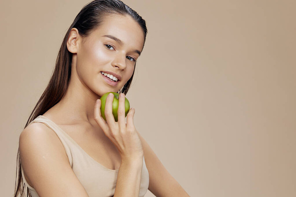 vrouw groene appel in de buurt gezicht gezondheid geïsoleerde achtergrond - Foto, afbeelding