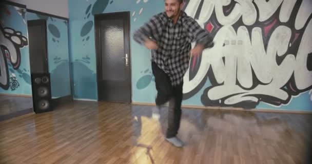 Dançarino mostrando seus movimentos de dança difíceis e complexos - Filmagem, Vídeo