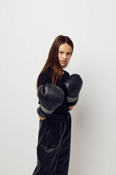 athletic woman boxing black gloves posing sports boxing punch light background - Foto, afbeelding