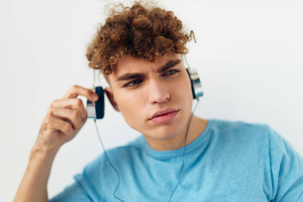 handsome guy in blue t-shirts headphones fashion light background - Zdjęcie, obraz