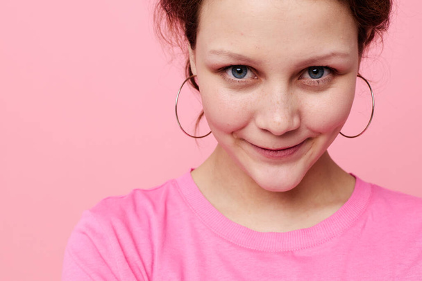 hermosa mujer en una camiseta rosa Moda juvenil color rosa fondo inalterado - Foto, Imagen