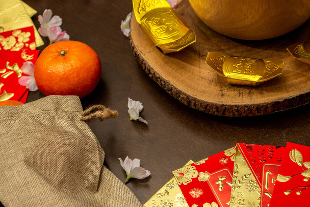 Çin 'in yeni yıl aksesuarları ya da ruh hali festivali portakallar altın ve Angpao' nun cepleri kiraz çiçeği dalları süslemeleri - Fotoğraf, Görsel