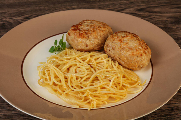 Spaghetti with cheese and homemade chicken cutlet - Photo, Image