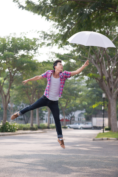 ásia homem salto com guarda-chuva
 - Foto, Imagem