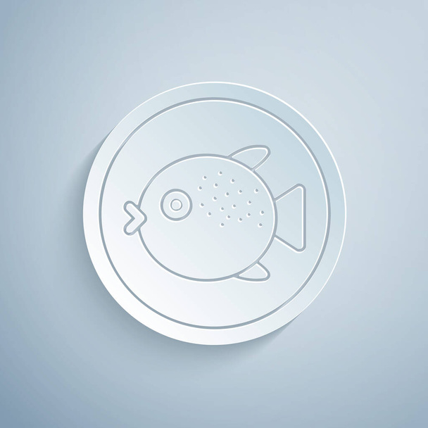 Бумага разрезала рыбу фугу на иконке тарелки, изолированной на сером фоне. Японская рыба фугу. Бумажный стиль. Вектор. - Вектор,изображение