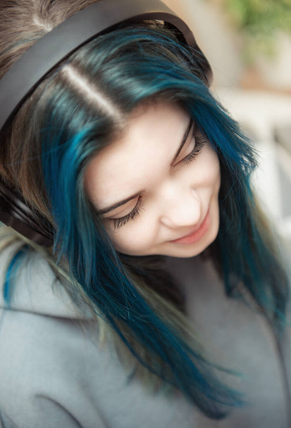 Giovane adolescente con i capelli blu e le cuffie  - Foto, immagini