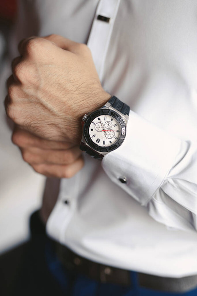 Close-up hands of the groom with a clock. - Foto, Imagem