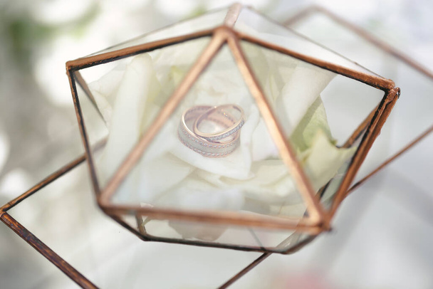 Two golden wedding rings in glass box. - Fotografie, Obrázek
