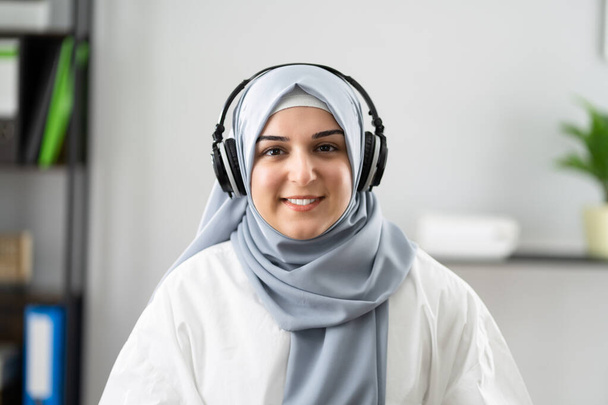 Portrait Of Muslim Woman With Headset In Conference Call - Foto, immagini