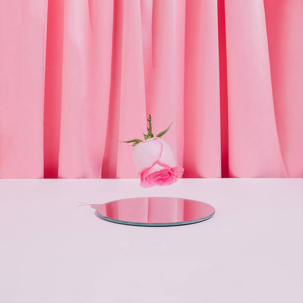 Романтична рожева композиція з трояндовими квітами і дзеркалом на пастельному атласі. Концепція мінімуму Валентинів день. - Фото, зображення