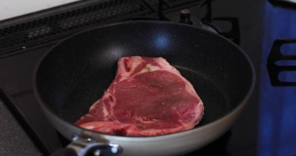 Čas na grilování T-zrozeného kůl masa na pánvi v kuchyni - Záběry, video